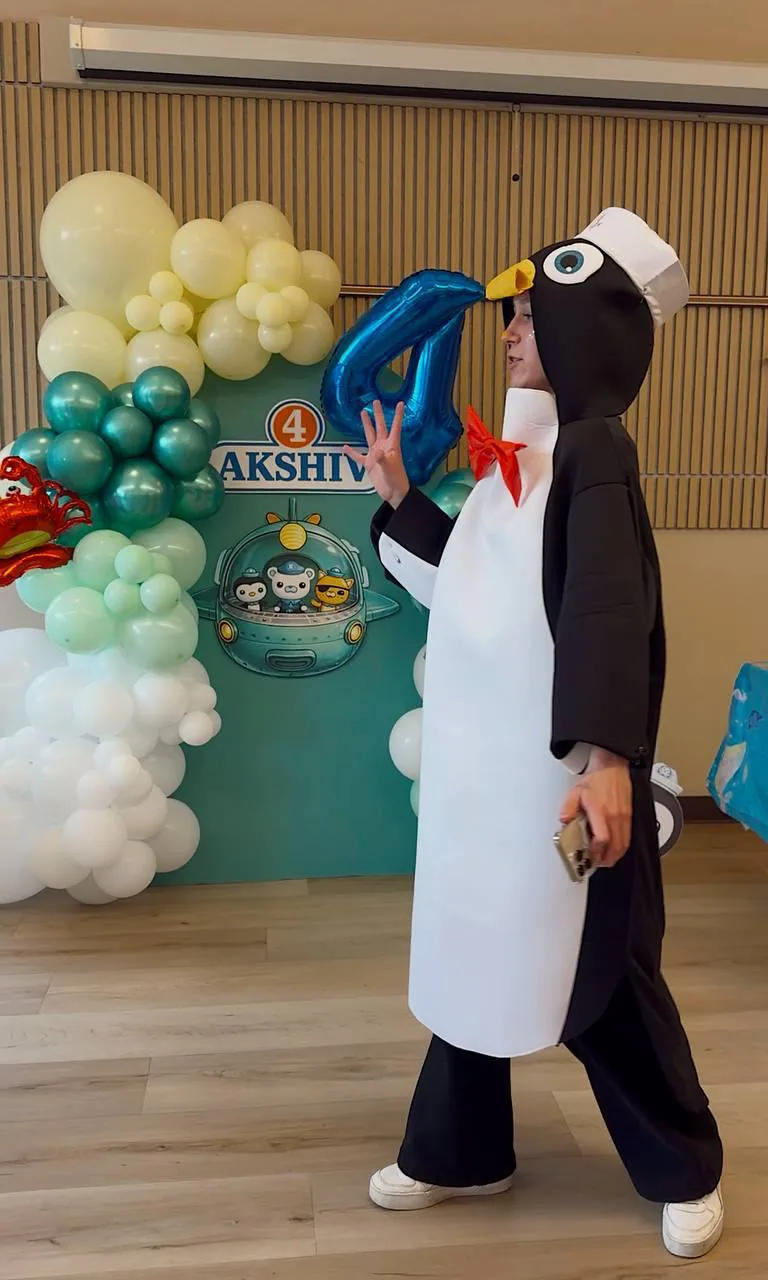 Balloon arch with a name backdrop